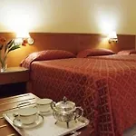 Adria فندق