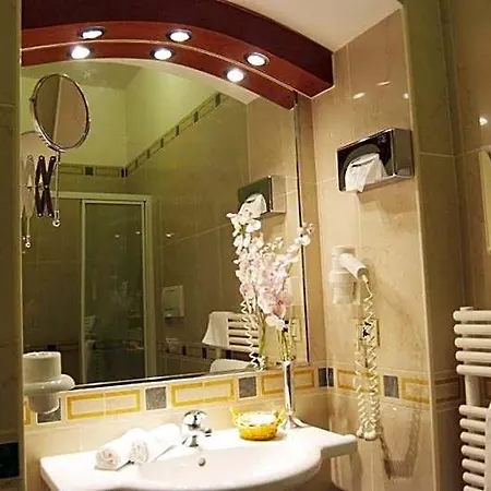 فندق Adria 3*